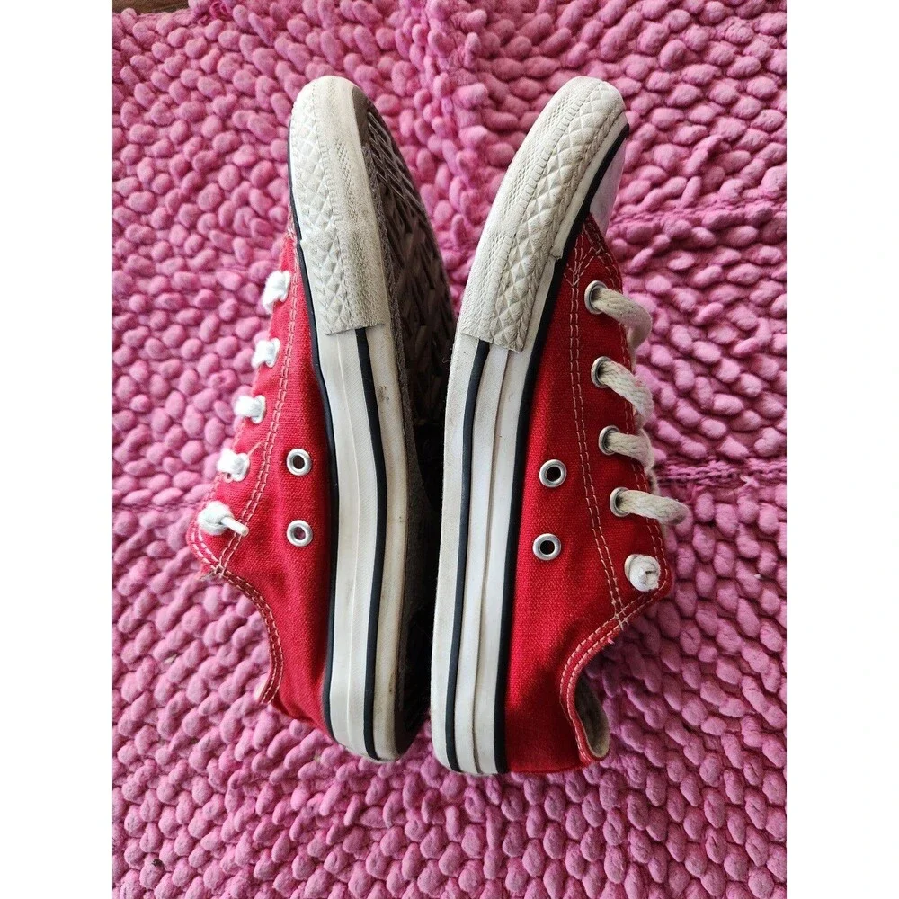 Converse shoe red